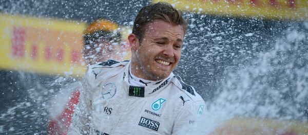 Tay đua của Mercedes, Nico Rosberg sau khi vô địch World Cup Công thức 1 của Nga tại Sochi Tay đua của Mercedes, Nico Rosberg sau khi vô địch World Cup Công thức 1 của Nga tại Sochi - Sputnik Việt Nam