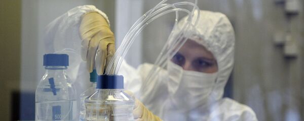 Một nhân viên của phòng thí nghiệm của Viện nghiên cứu dịch tễ học và vi trùng học được đặt theo tên của N.F. Gamalei, nơi các nhà khoa học Nga đã phát triển một loại vắc-xin chống lại Ebola - Sputnik Việt Nam