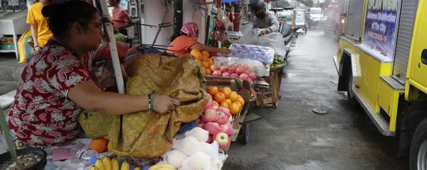 Nhân viên bán hàng đóng cửa trái cây từ việc phun thuốc tại một khu chợ ở Manila Nhân viên bán hàng đóng cửa trái cây từ việc phun thuốc tại một khu chợ ở Manila - Sputnik Việt Nam