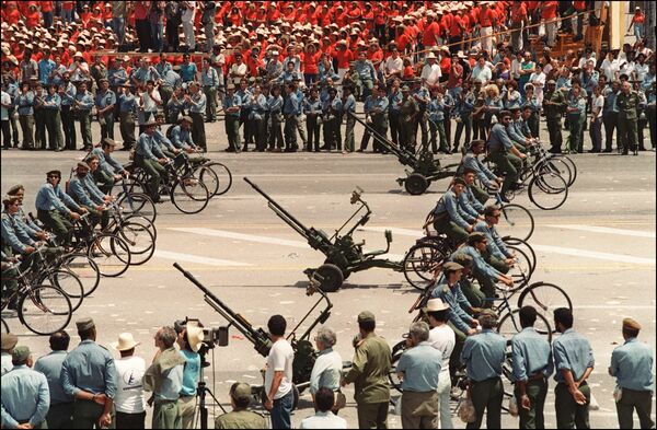 Quân đội Cuba tại mit tinh ngày 1 tháng Năm ở Havana, 1994 - Sputnik Việt Nam