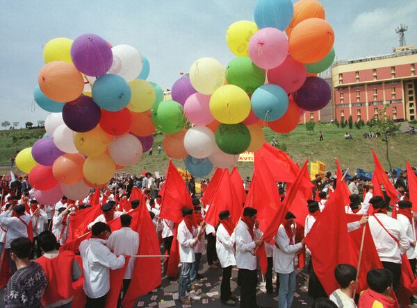 Những người ủng hộ Đảng Cộng sản trong lễ kỷ niệm ngày 1 tháng 5 tại Istanbul, 1998 - Sputnik Việt Nam