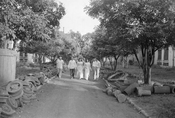 Ngày 1/5/1968. Công nhân của Nhà máy cơ khí Hà Nội, bất chấp chiến tranh, kỷ niệm ngày lễ đoàn kết quốc tế của công nhân trên Quảng trường hữu nghị, Việt Nam - Sputnik Việt Nam