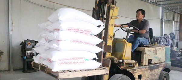 Nguồn gạo cho cây ATM gạo miễn phí này do gia đình và bạn bè thân quen của anh Lê Hải Tùng cung cấp và sẽ duy trì ít nhất trong vòng một năm để có thể giúp đỡ được nhiều người nghèo trên địa bàn tỉnh An Giang.  - Sputnik Việt Nam