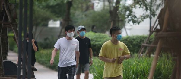 Người dân tập thể dục vào cuối giờ chiều ngày 20/4 (ảnh chụp lúc 17h39p). Người dân tập thể dục vào cuối giờ chiều ngày 20/4 (ảnh chụp lúc 17h39p). - Sputnik Việt Nam