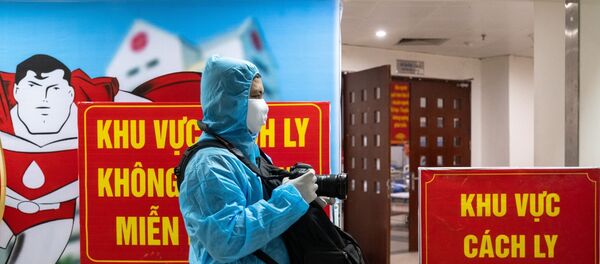 Phóng viên Minh Quyết, Ban Biên tập ảnh tác nghiệp trong khu cách ly của Viện Huyết học Truyền máu TƯ.  - Sputnik Việt Nam