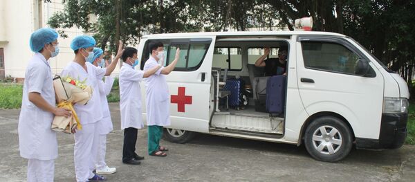 Bệnh nhân lên xe trở về nhà tại tỉnh Bắc Giang. - Sputnik Việt Nam