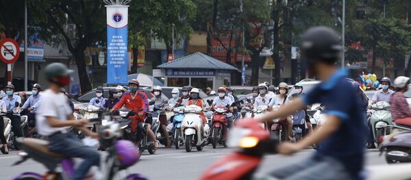 Mật độ người tham gia giao thông đông trở lại trên phố Đại Cồ Việt, trong thời gian giãn cách xã hội (ảnh chụp chiều 21/4/2020). - Sputnik Việt Nam