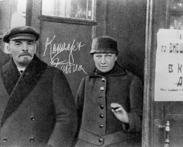 Vladimir Ilyich Lenin cùng vợ, bà Nadezhda Konstantinovna Krupskaya. Năm 1919 Vladimir Ilyich Lenin cùng vợ, bà Nadezhda Konstantinovna Krupskaya. Năm 1919 - Sputnik Việt Nam