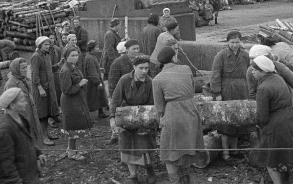 Cư dân thành phố Leningrad bị bao vây xây dựng các công sự trên đường phố, năm 1941 Cư dân thành phố Leningrad bị bao vây xây dựng các công sự trên đường phố, năm 1941 - Sputnik Việt Nam