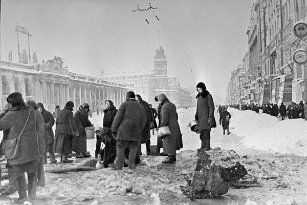 Cư dân thành phố Leningrad bị bao vây lấy nước từ một lỗ trên đường nhựa xuất hiện sau vụ pháo kích Cư dân thành phố Leningrad bị bao vây lấy nước từ một lỗ trên đường nhựa xuất hiện sau vụ pháo kích - Sputnik Việt Nam