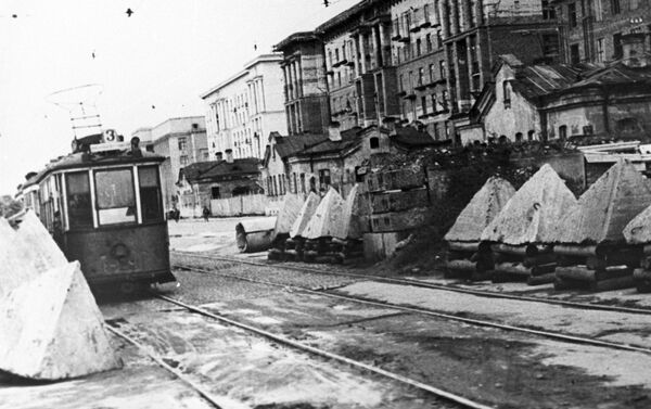 Những chướng ngại vật chống tăng trên đường phố tại thành phố Leningrad bị bao vây, năm 1944 Những chướng ngại vật chống tăng trên đường phố tại thành phố Leningrad bị bao vây, năm 1944 - Sputnik Việt Nam