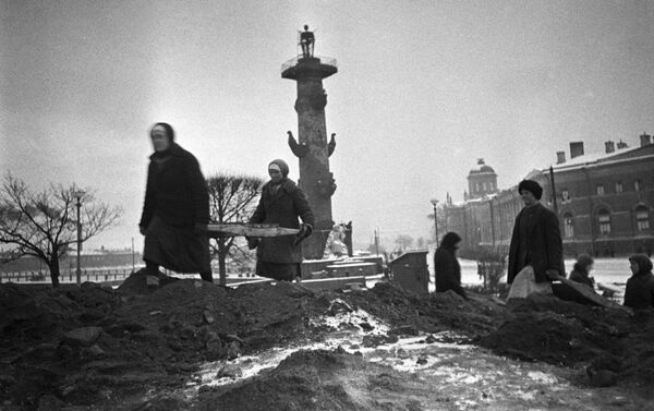 Cư dân thành phố xây dựng các công trình phòng thủ trên đảo Vasilyevsky ở Leningrad, năm 1942 Cư dân thành phố xây dựng các công trình phòng thủ trên đảo Vasilyevsky ở Leningrad, năm 1942 - Sputnik Việt Nam