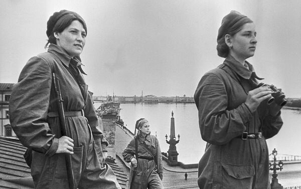 Cuộc phong tỏa Leningrad. Nữ chiến binh phòng không làm nhiệm vụ chiến đấu, năm 1942 Cuộc phong tỏa Leningrad. Nữ chiến binh phòng không làm nhiệm vụ chiến đấu, năm 1942 - Sputnik Việt Nam
