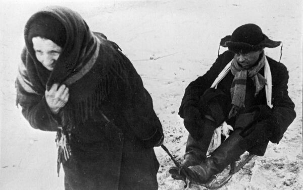 Một người phụ nữ với người chồng bị suy yếu vì đói, trong những ngày Leningrad bị bao vây Một người phụ nữ với người chồng bị suy yếu vì đói, trong những ngày Leningrad bị bao vây - Sputnik Việt Nam