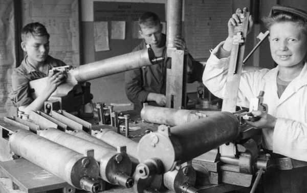 Học sinh lắp ráp súng máy cho mặt trận tại nhà máy “Linotype” Học sinh lắp ráp súng máy cho mặt trận tại nhà máy “Linotype” - Sputnik Việt Nam