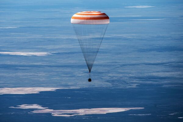 Cuộc hạ cánh của tàu vũ trụ có người lái Soyuz MS-15 - Sputnik Việt Nam