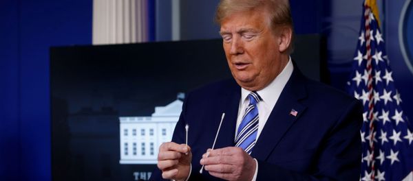 Tổng thống Mỹ Donald Trump cầm tăm bông trong cuộc họp báo hàng ngày của Nhà Trắng Tổng thống Mỹ Donald Trump cầm tăm bông trong cuộc họp báo hàng ngày của Nhà Trắng - Sputnik Việt Nam