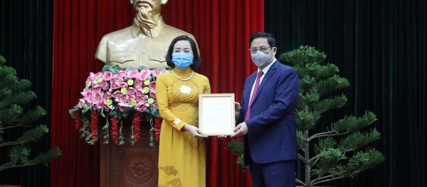 Đồng chí Phạm Minh Chính trao Quyết định của Bộ Chính trị cho đồng chí Nguyễn Thị Thanh. - Sputnik Việt Nam