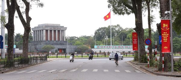 Băng-rôn chào mừng trên đường Điện Biên Phủ, phía trước Lăng Chủ tịch Hồ Chí Minh - Sputnik Việt Nam