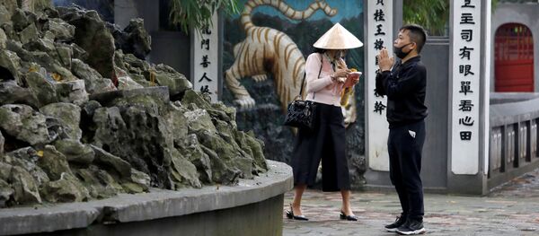 Người dân tại chùa Ngọc Sơn bên hồ Hoàn Kiếm tại Hà Nội, Việt Nam - Sputnik Việt Nam