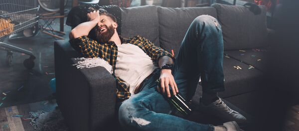 Chàng trai với một chai sau một bữa tiệc - Sputnik Việt Nam