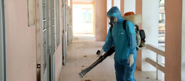 Phun khử khuẩn tại các trường học trên địa bàn thành phố Phan Thiết.  - Sputnik Việt Nam