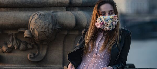 Девушка в защитной маске во время эпидемии коронавируса в Праге - Sputnik Việt Nam