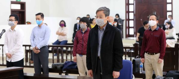 Bị cáo Nguyễn Bắc Son, cựu Bộ trưởng Bộ Thông tin và Truyền thông và các bị cáo nghe Hội đồng xét xử đọc bản tuyên án. - Sputnik Việt Nam