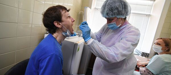 Một bác sĩ làm xét nghiệm coronavirus ở Vladivostok. - Sputnik Việt Nam