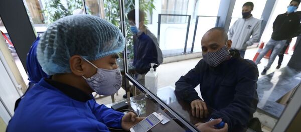 Khu vực sàng lọc, khai báo y tế điện tử cho khách vào bệnh viện.  - Sputnik Việt Nam