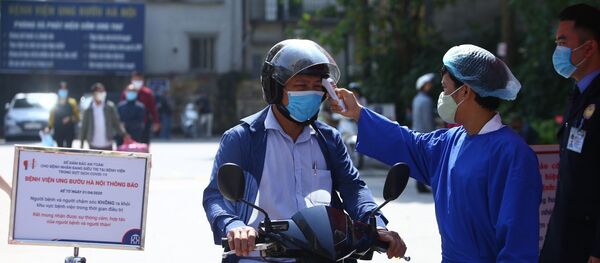Khu vực cổng vào bệnh viện có chốt trực 24/24, kiểm soát, đo thân nhiệt cho những người vào bệnh viện. - Sputnik Việt Nam