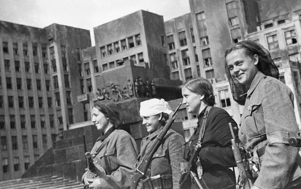 Những đội du kích Belarus trên Quảng trường Lenin ở Minsk, sau khi thành phố được giải phóng khỏi quân xâm lược Đức Quốc xã Những đội du kích Belarus trên Quảng trường Lenin ở Minsk, sau khi thành phố được giải phóng khỏi quân xâm lược Đức Quốc xã - Sputnik Việt Nam