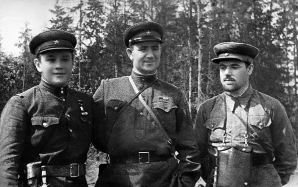 Nhóm các nhà lãnh đạo phong trào du kích ở Belarus. Các anh hùng Liên Xô: Vladimir Lobanok, Roman Machulsky và Ivan Titkov Nhóm các nhà lãnh đạo phong trào du kích ở Belarus. Các anh hùng Liên Xô: Vladimir Lobanok, Roman Machulsky và Ivan Titkov - Sputnik Việt Nam