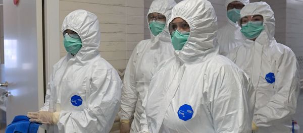 Nhân viên y tế khử trùng ở nhà hộ sinh số 10, Sankt Petersburg - Sputnik Việt Nam
