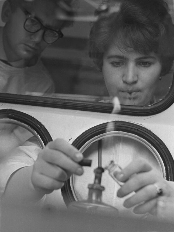 Tấn công virus. Liệu vắc-xin có thể đánh bại được đại dịch? - Sputnik Việt Nam