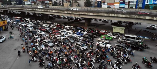 Tắc nghẽn giao thông tại đường Khuất Duy Tiến (ảnh chụp lúc 18 giờ ngày 27/4/2020). - Sputnik Việt Nam