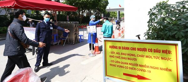 Khu vực cổng vào bệnh viện có chốt trực 24/24, kiểm soát, đo thân nhiệt cho những người vào bệnh viện.  - Sputnik Việt Nam