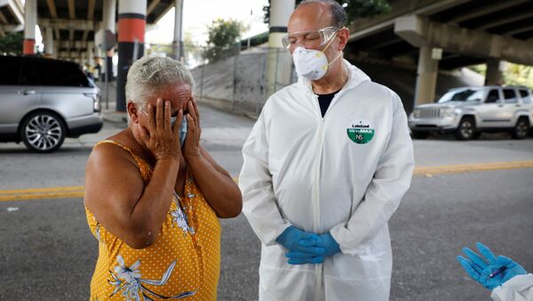 Người phụ nữ vô gia cư trong một cuộc kiểm tra coronavirus tại trung tâm thành phố Miami, Hoa Kỳ - Sputnik Việt Nam