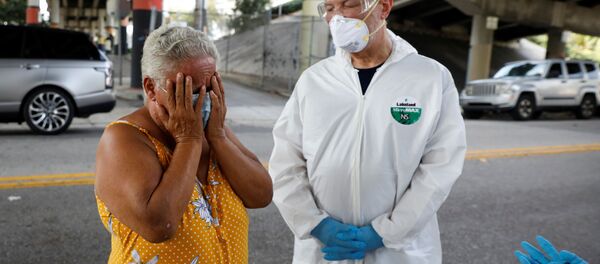 Người phụ nữ vô gia cư trong một cuộc kiểm tra coronavirus tại trung tâm thành phố Miami, Hoa Kỳ - Sputnik Việt Nam