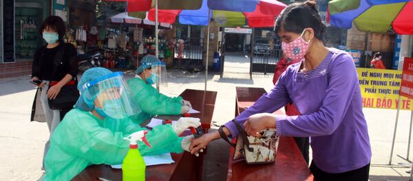 Tất cả người dân đến khám bệnh tại Trung tâm Y tế huyện Yên Dũng, Bắc Giang đều được khai báo y tế và thực hiện nghiêm các biện pháp phòng dịch.  - Sputnik Việt Nam