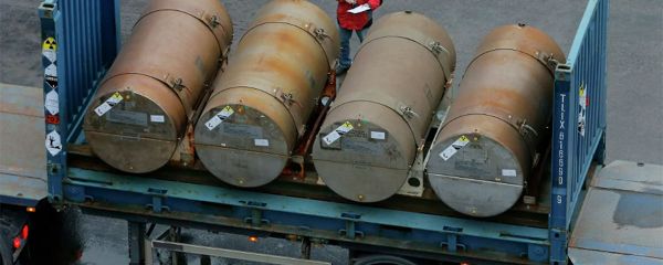 Các thùng chứa uranium làm giàu thấp để sử dụng làm nhiên liệu cho các lò phản ứng hạt nhân tại một cảng ở St. Petersburg, Nga. Lưu trữ hình ảnh - Sputnik Việt Nam