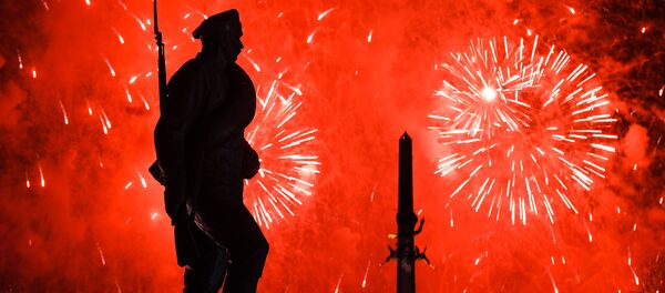 Màn pháo hoa kỷ niệm Ngày Chiến thắng 9/5 trên đồi Poklonnaya ở Matxcơva - Sputnik Việt Nam