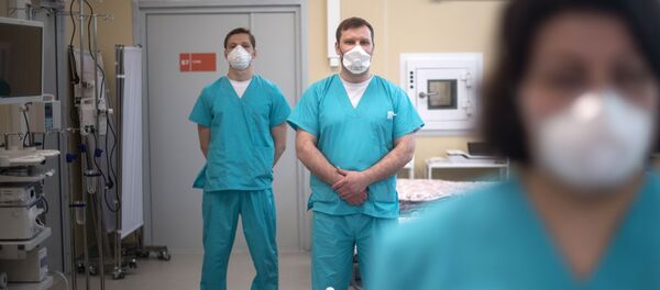 Nhân viên y tế trong phòng chăm sóc đặc biệt của Trung tâm lâm sàng Moscow về các bệnh truyền nhiễm - Sputnik Việt Nam