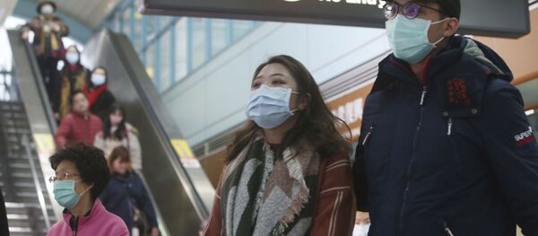 Người dân đeo mặt nạ bảo vệ tại một ga tàu điện ngầm ở Đài Bắc, Đài Loan. - Sputnik Việt Nam