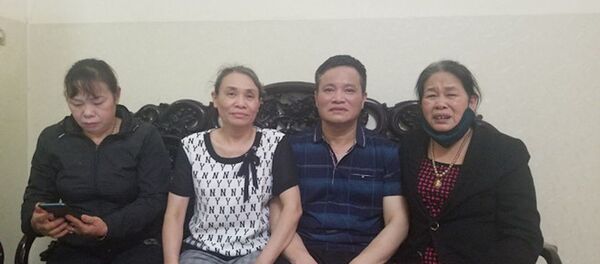 Ông Lẫm, bà Quyết (giữa) đã được về nhà sau khi tòa cấp cao thay đổi biện pháp ngăn chặn  - Sputnik Việt Nam