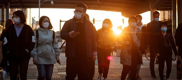 Người qua đường đeo mặt nạ bảo vệ trên một trong những con phố của Bắc Kinh, Trung Quốc Người qua đường đeo mặt nạ bảo vệ trên một trong những con phố của Bắc Kinh, Trung Quốc - Sputnik Việt Nam