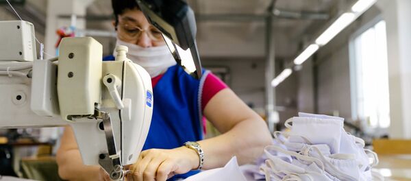 Sản xuất khẩu trang y tế ở Nga. - Sputnik Việt Nam