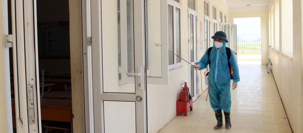 Trường THCS Quảng Minh, Việt Yên, Bắc Giang tiến hành phun hóa chất khử trùng toàn bộ trường học trước khi đón học sinh trở lại.  - Sputnik Việt Nam