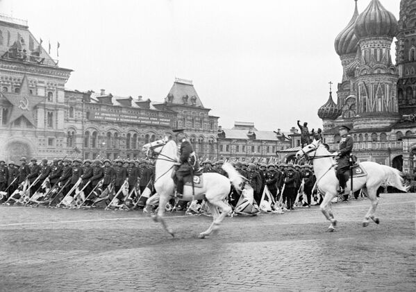 Cuộc duyệt binh trên Quảng trường Đỏ Moskva ngày 24 tháng 6 năm 1945 - Sputnik Việt Nam