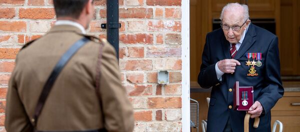 Cựu chiến binh người Anh Tom Moore. - Sputnik Việt Nam